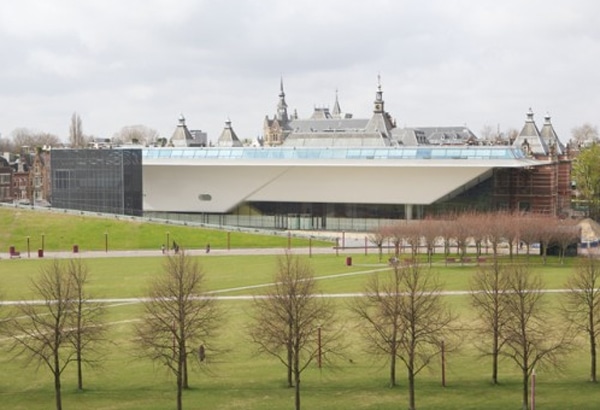 Koningin Beatrix heropent Stedelijk Museum